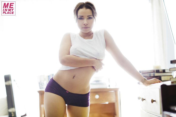 Jessica Parker Kennedy hot