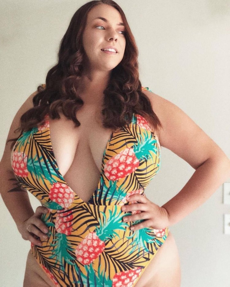 Samantha model Plus-Size