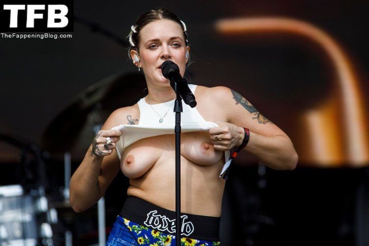 Tove lo photo hot naked