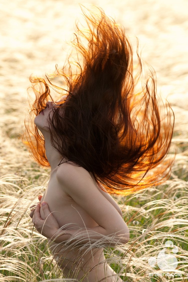 Red -haired girl from the back