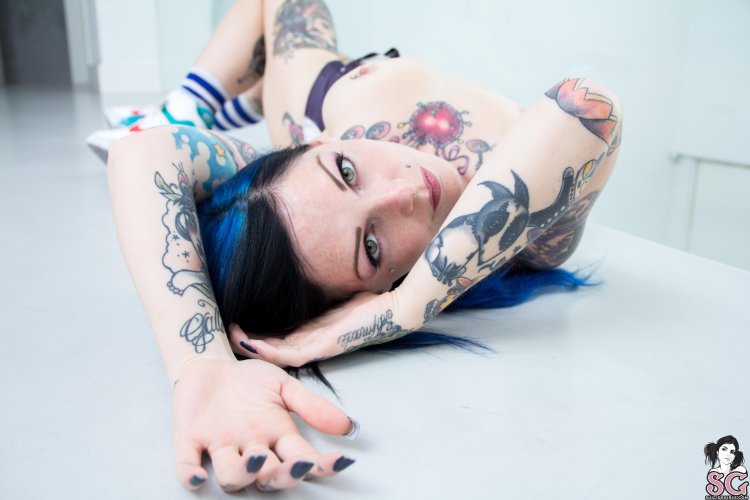 Riae Suicide masturbates