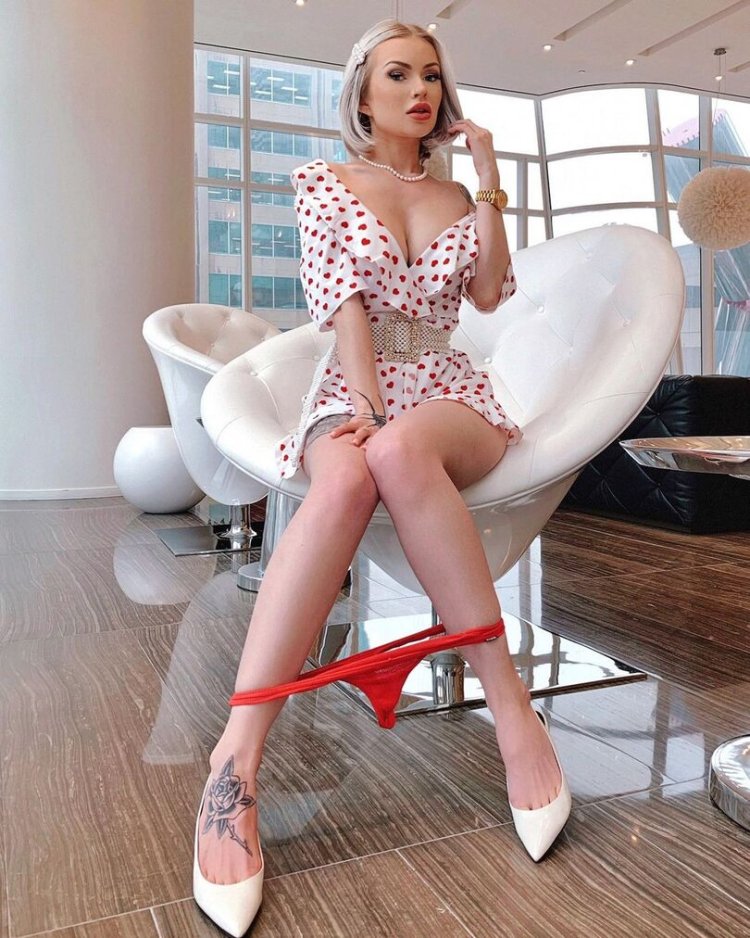 Layna Boo swallows members