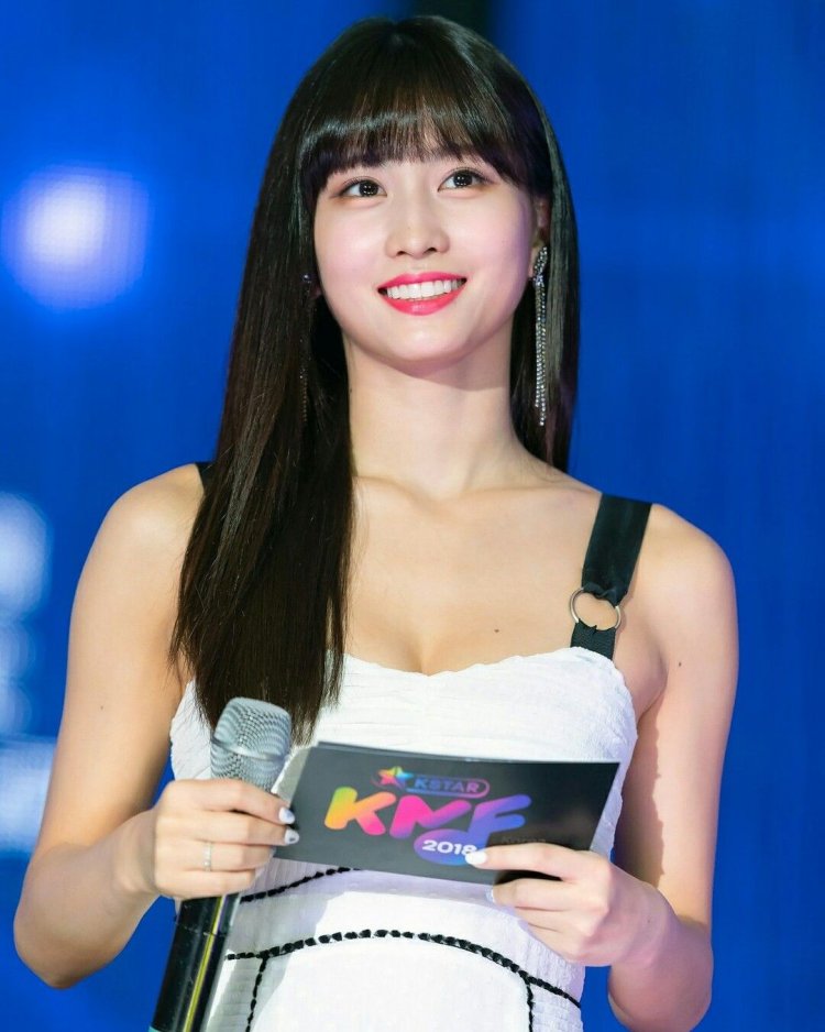 Korean singer Momo photo in a swimsuit