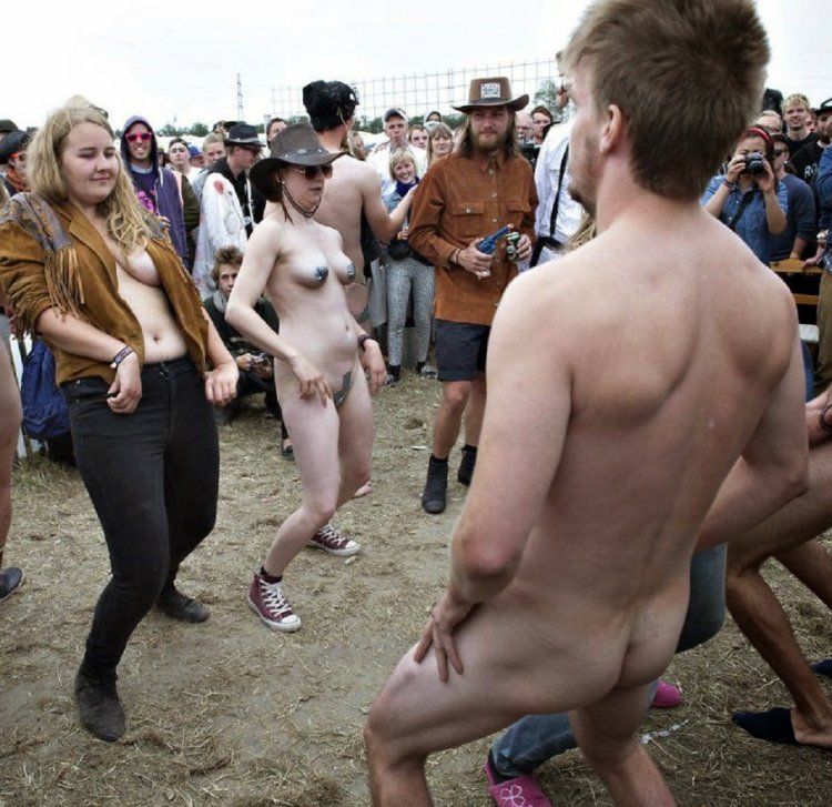 Mass race of naked men