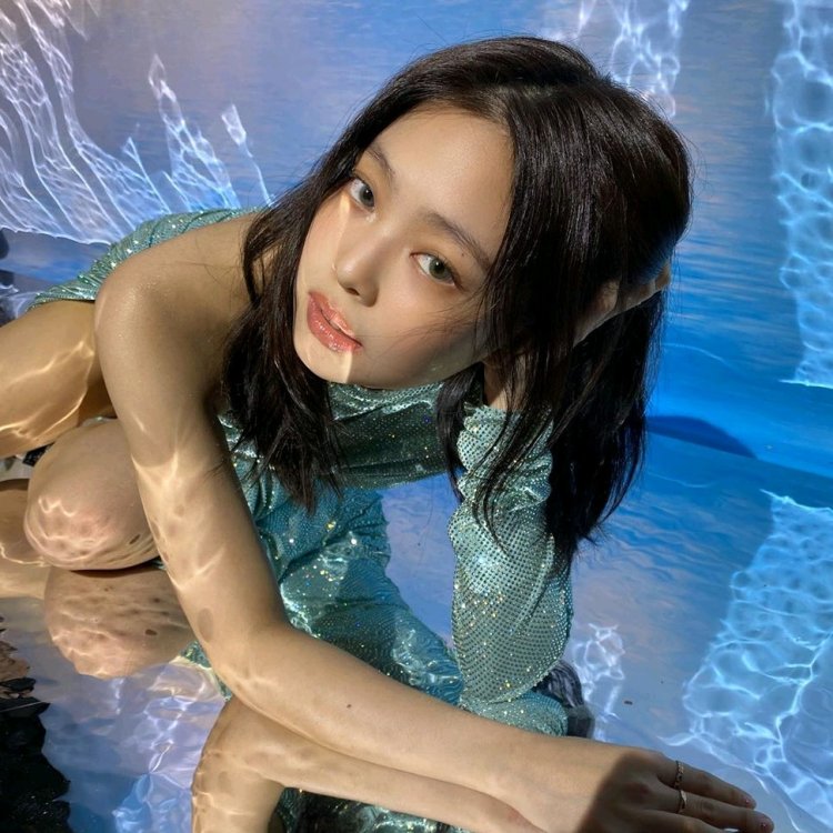 Jennie kim fake naked without panties