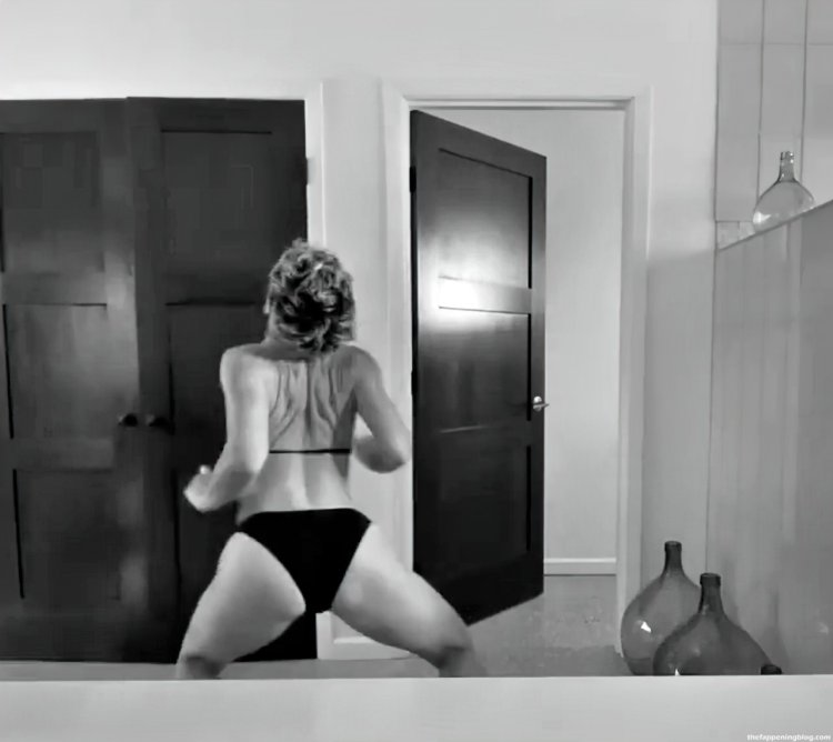 Evandelin Lilly striptease