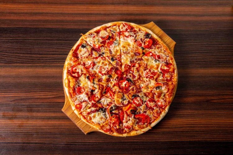 Meat pizza with bell pepper
