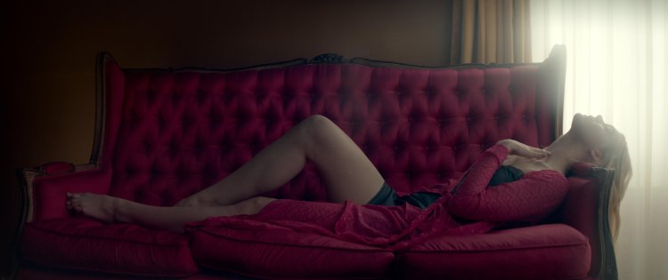 El Fanning Naked neon demon