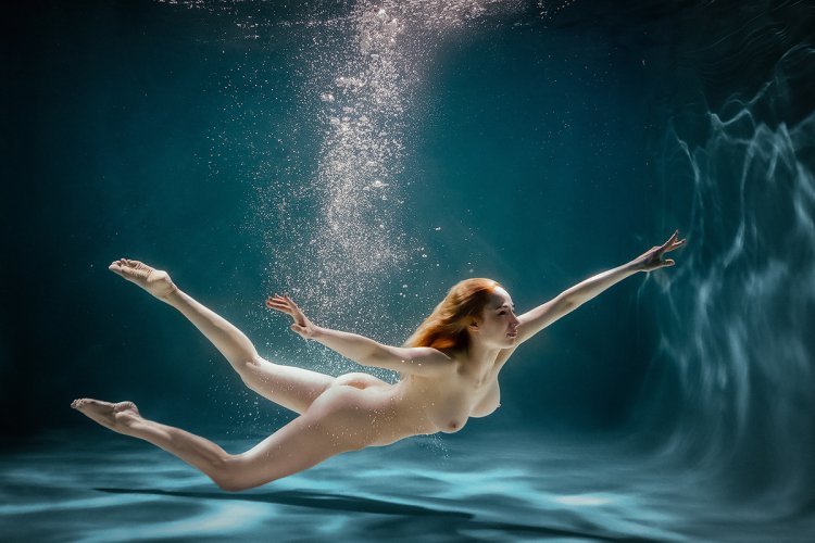 Naked beauties underwater