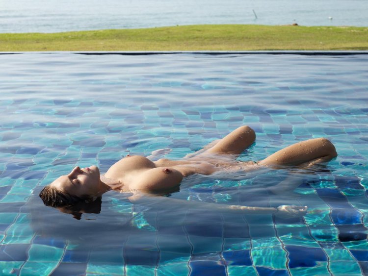 Erotic photo shoot in the pool