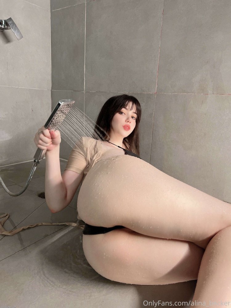 Alina Becker is completely naked