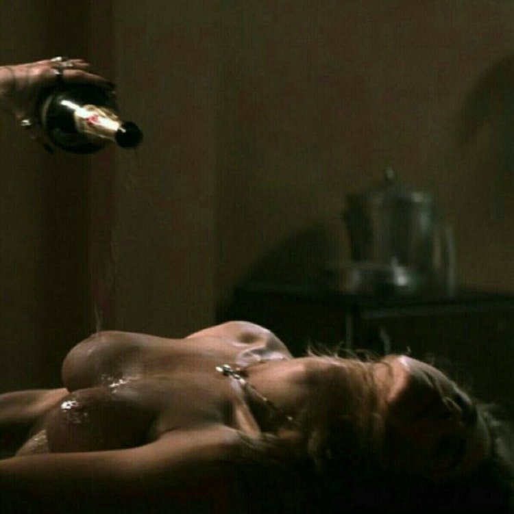 Denise Richards Distribution Nude