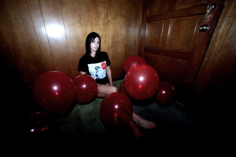 Blinding customers with an air doll photo