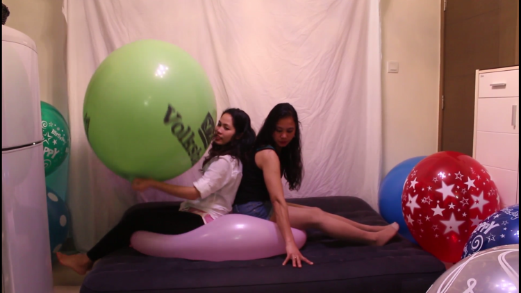 Looners masturbates on Beach Ball