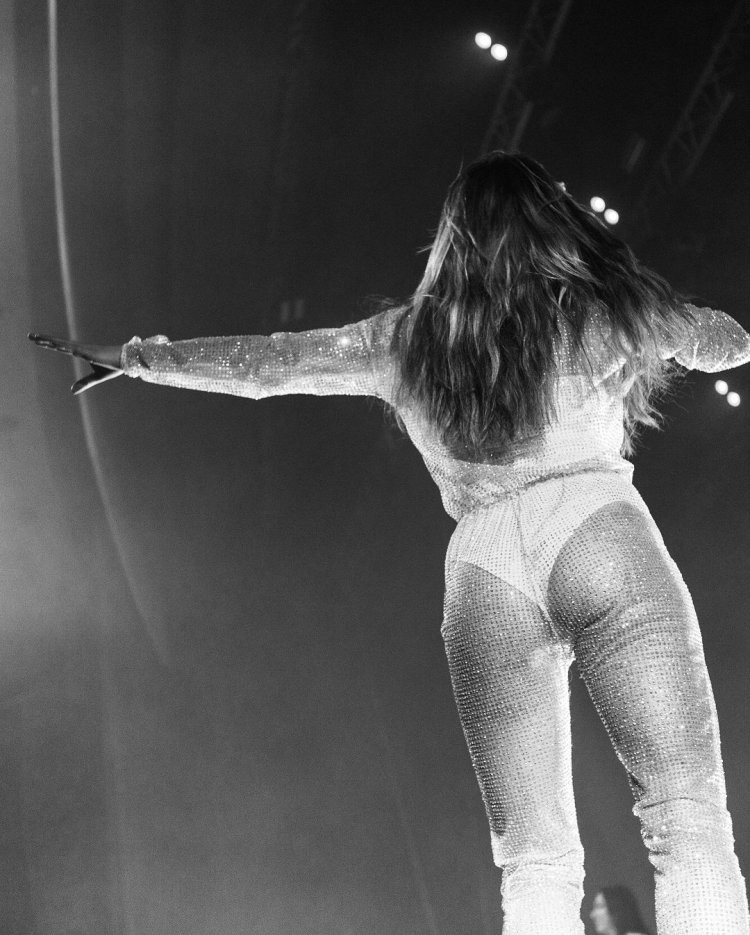 Naked singer Zara Larson