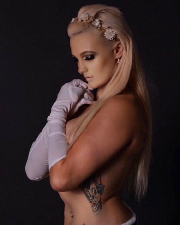 Cindy Dandois is hot