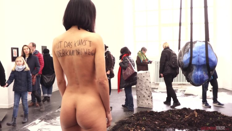 Sweet Muare naked on the bus