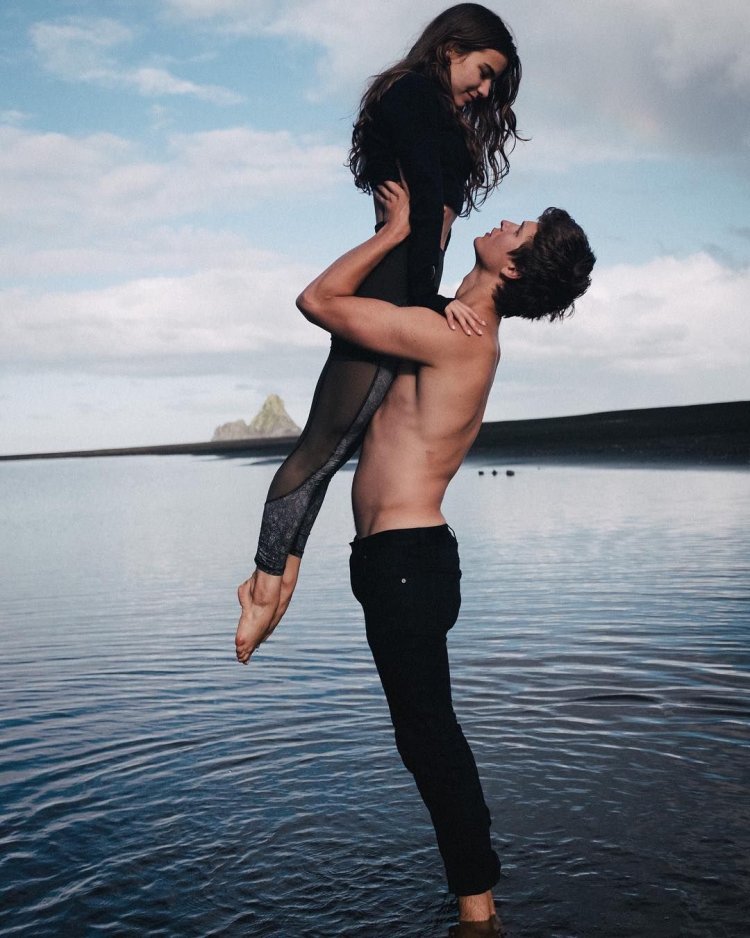 Ensel Elgort and his girlfriend