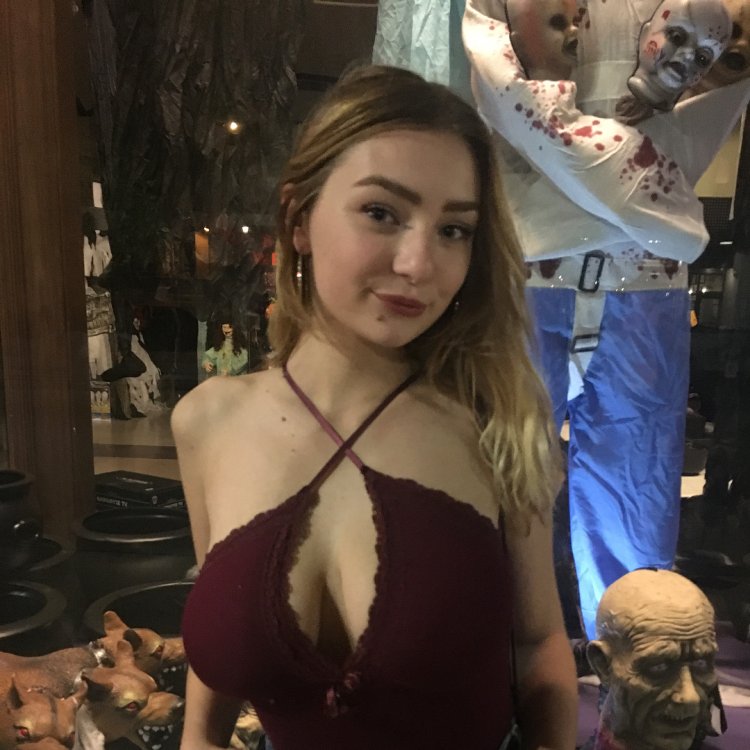 Anneliese Stenzel Aka Anneleeeze