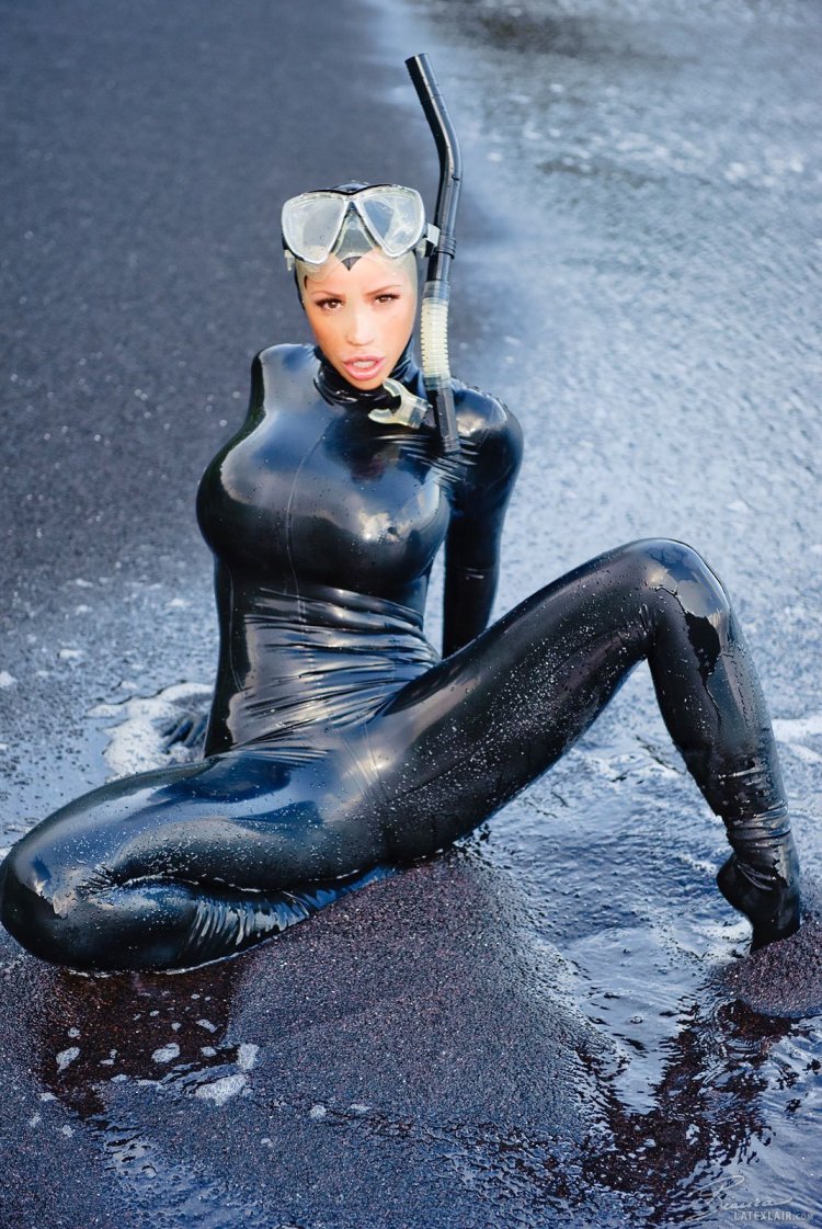 Girl in a latex hydrochum car
