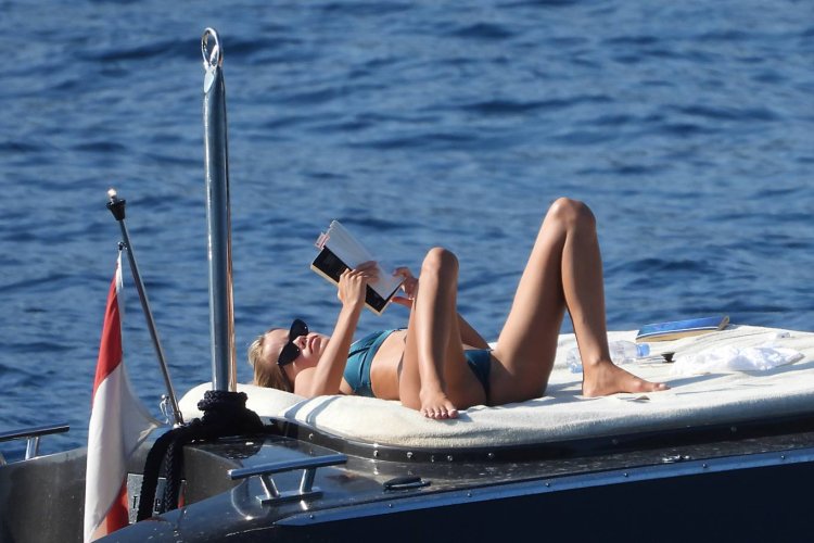 Frida Aasen on the beach