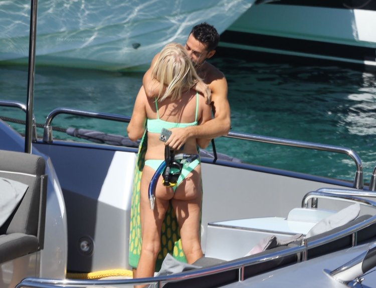 Caroline walls Buria hot