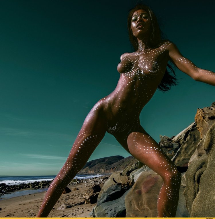 Naomi Harris is naked