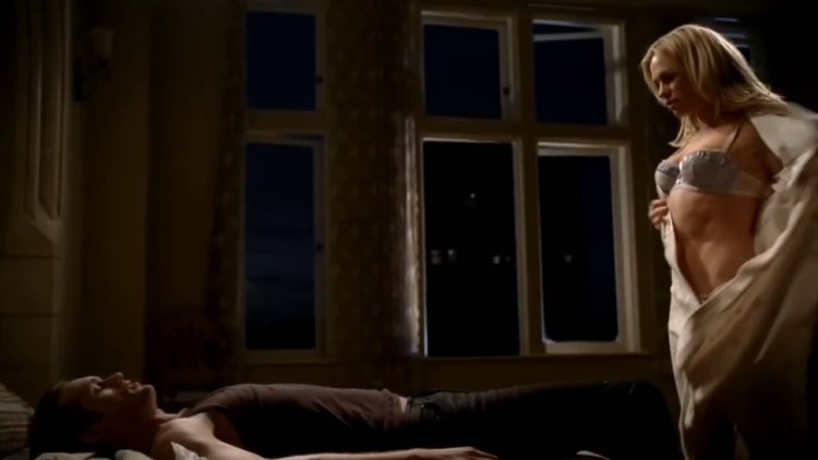 Anna Pakuin in underwear