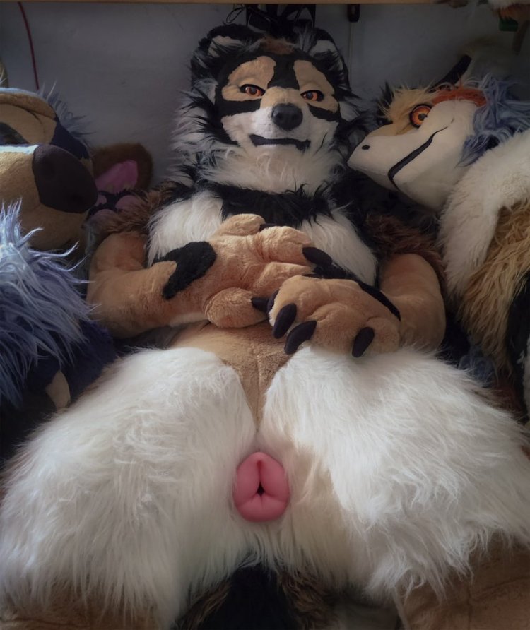 Masturbation in Fursuet
