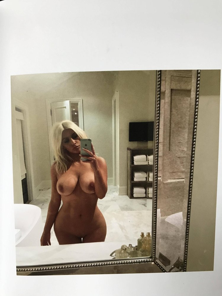 Kim Kardashian Selfie boobs