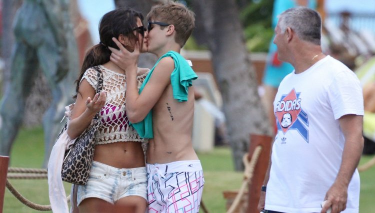 Gomez and Bieber kiss