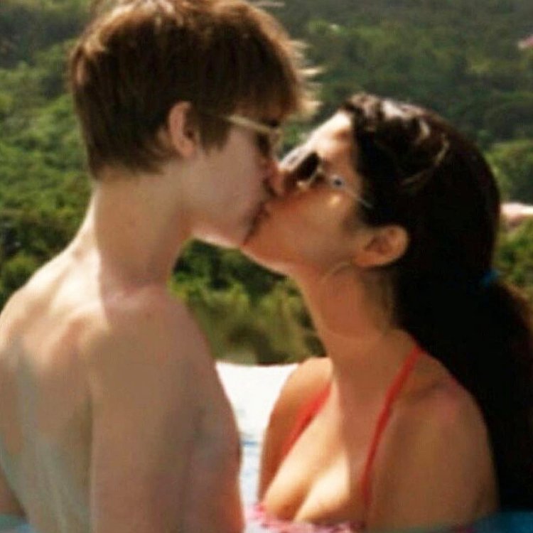 Selena and Justin Kiss