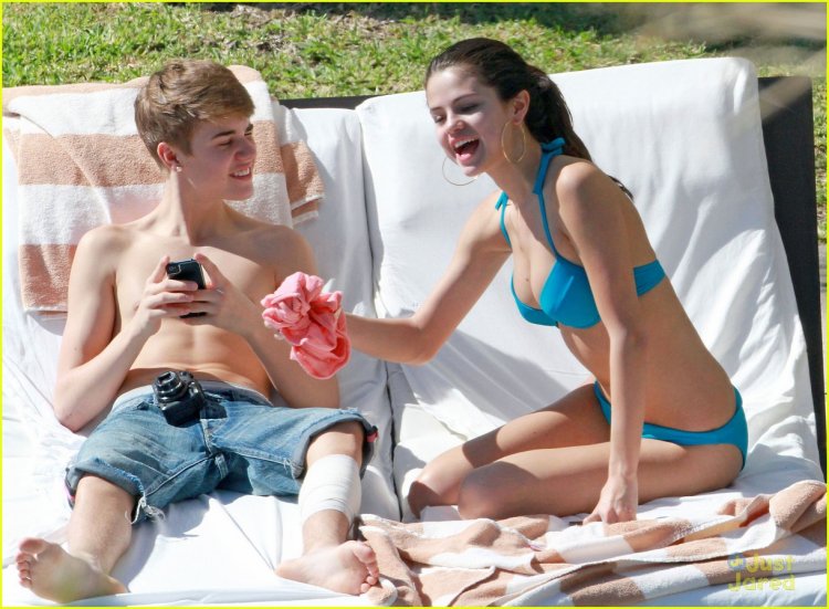 Selena Gomez and Justin Bieber on the beach