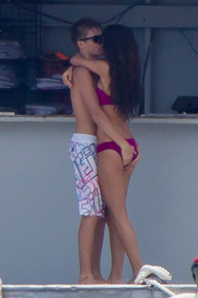 Justin Bieber and Selena Gomez Kiss