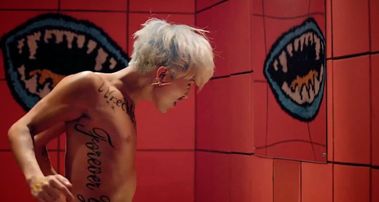 Ji dragon without a T -shirt