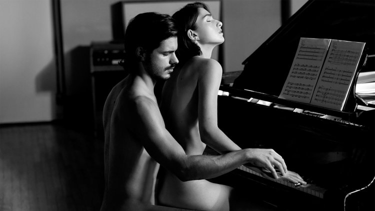 The man on the piano naked