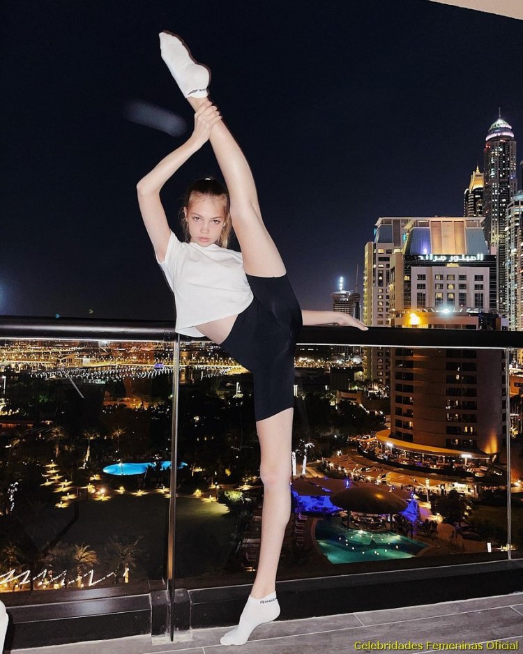 Zhenya Kotova Splits Standing