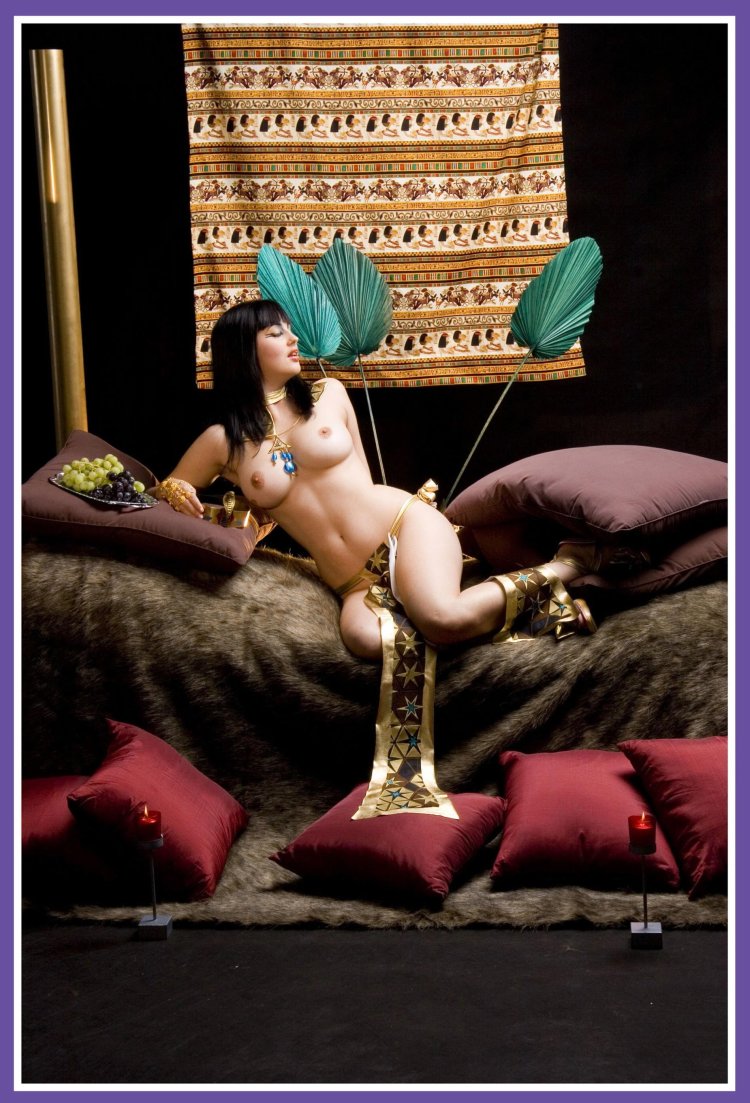 Cleopatra Naked without panties