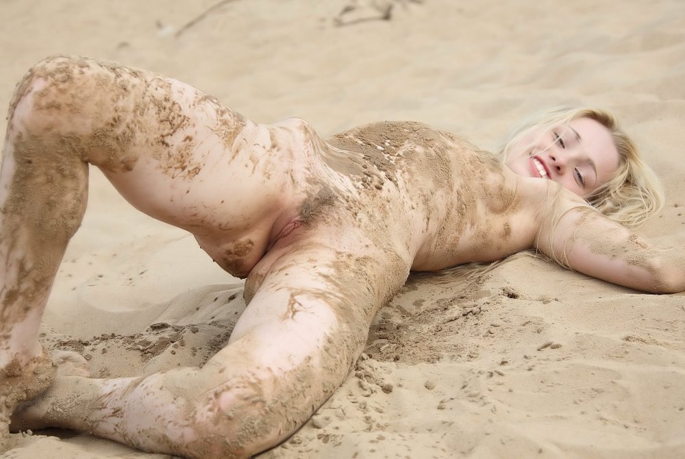 Pornstars fuck in mud