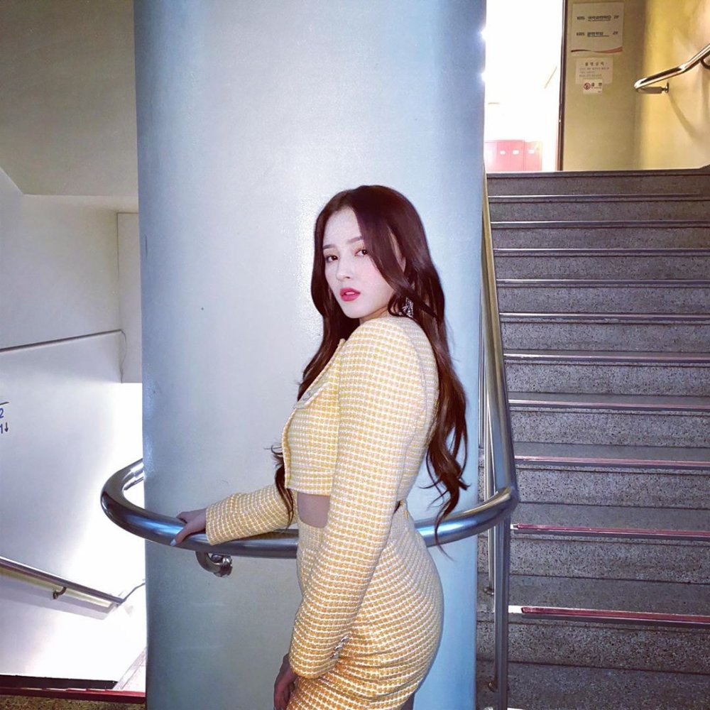 Nancy Momoland is changing clothes