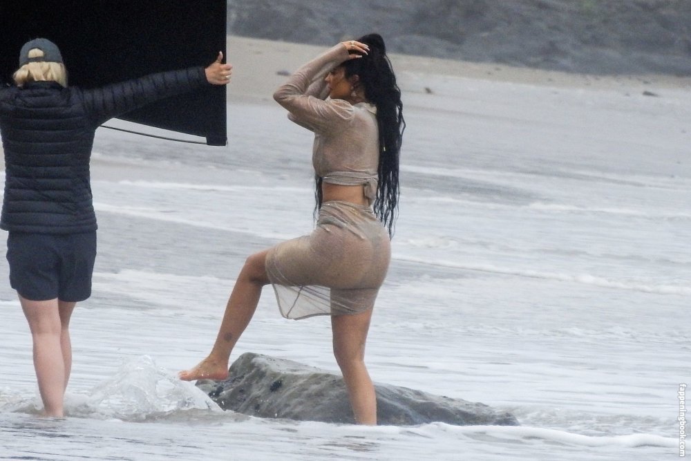 Kylie Jenner striptease