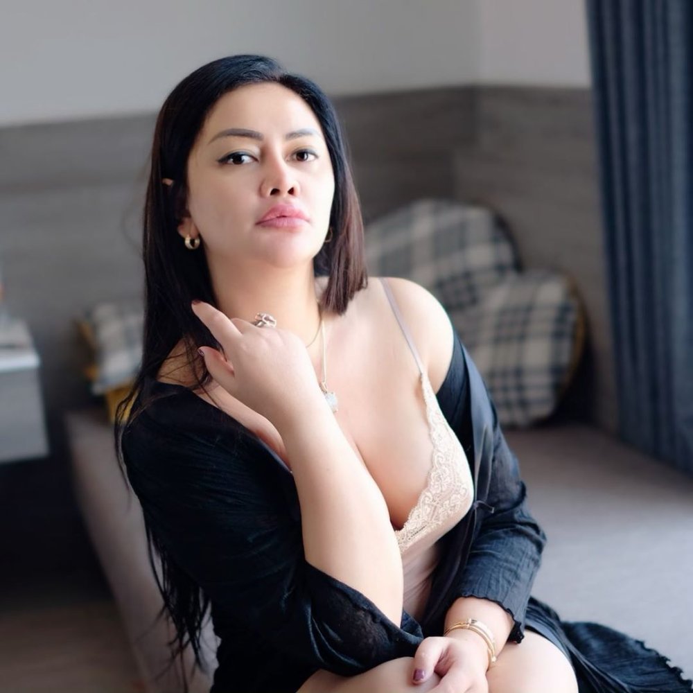 Amel Alvi Hot