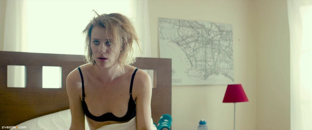 Mackenzie Davis Running Blade 2049