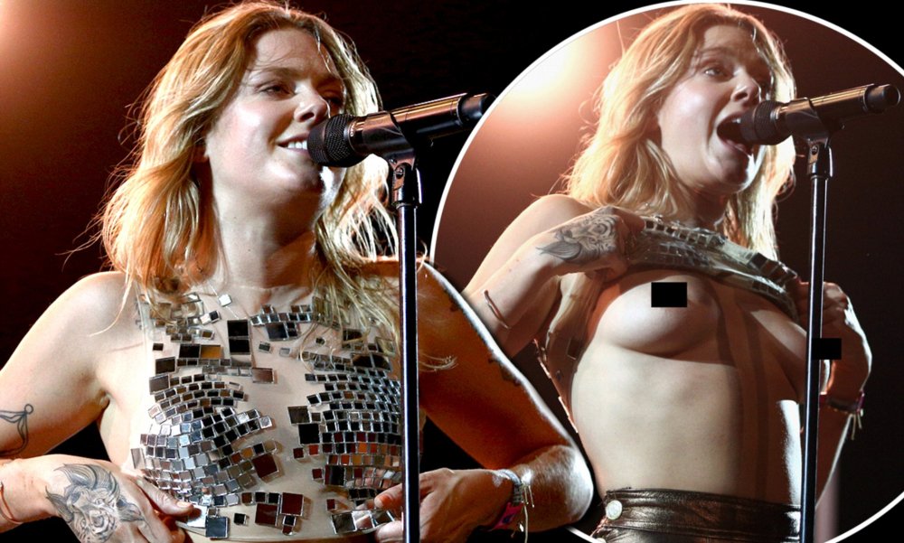 Mara breast at the concert