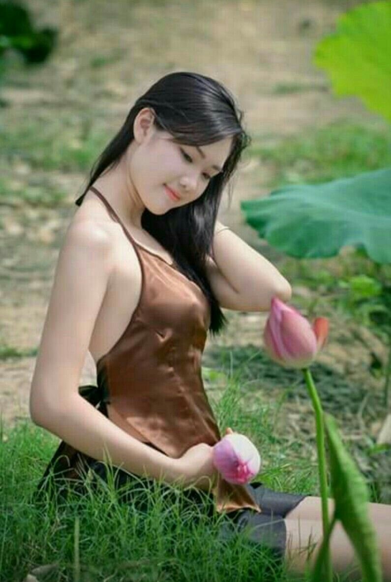 Naked Chinese woman with a short haircut
