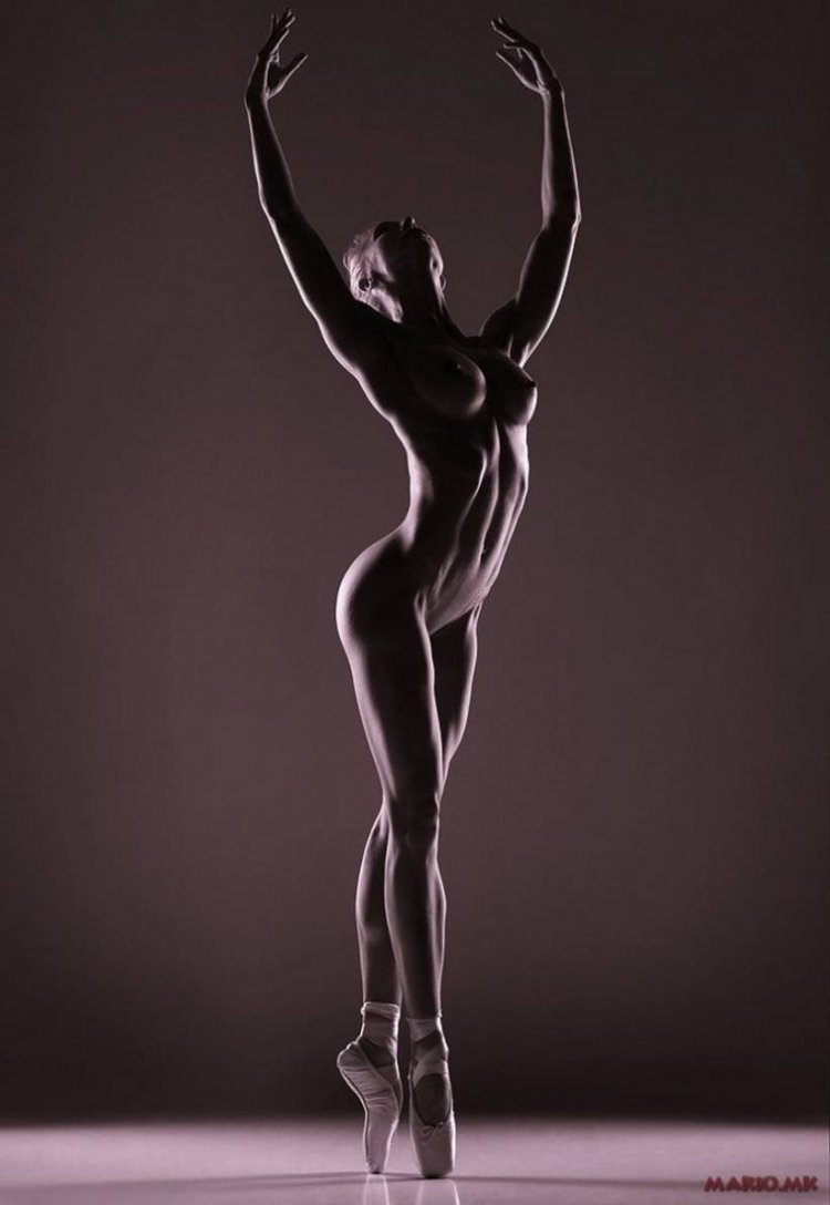 Naked Anna Sittate in full height