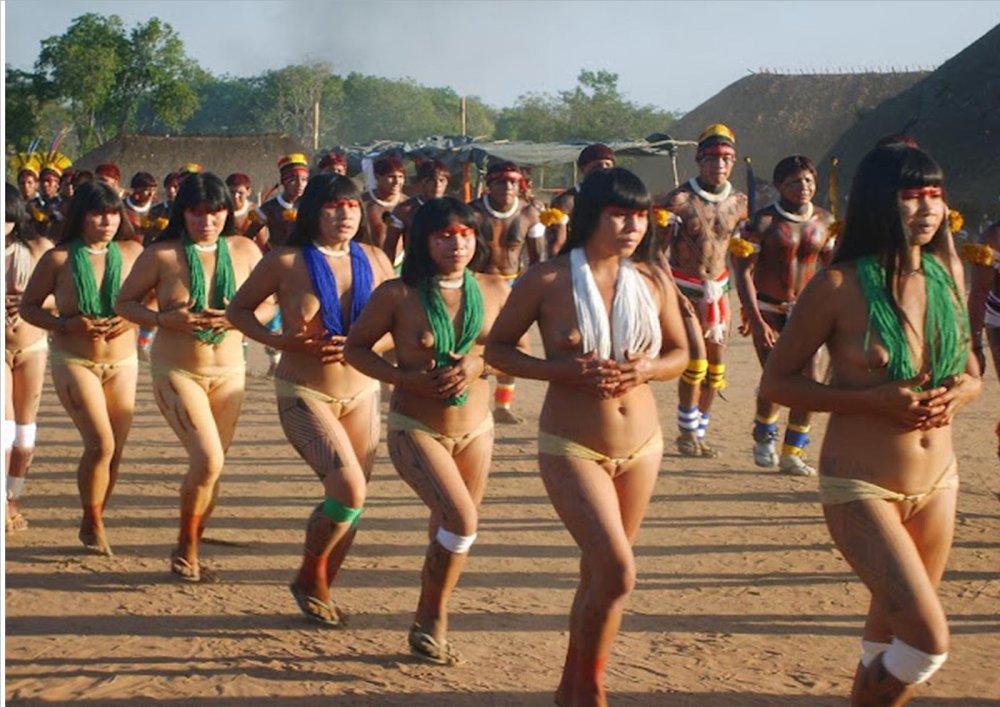 Naked African women pissing