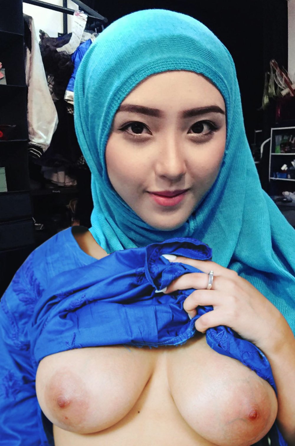 Young Arabic Erotic Selfies