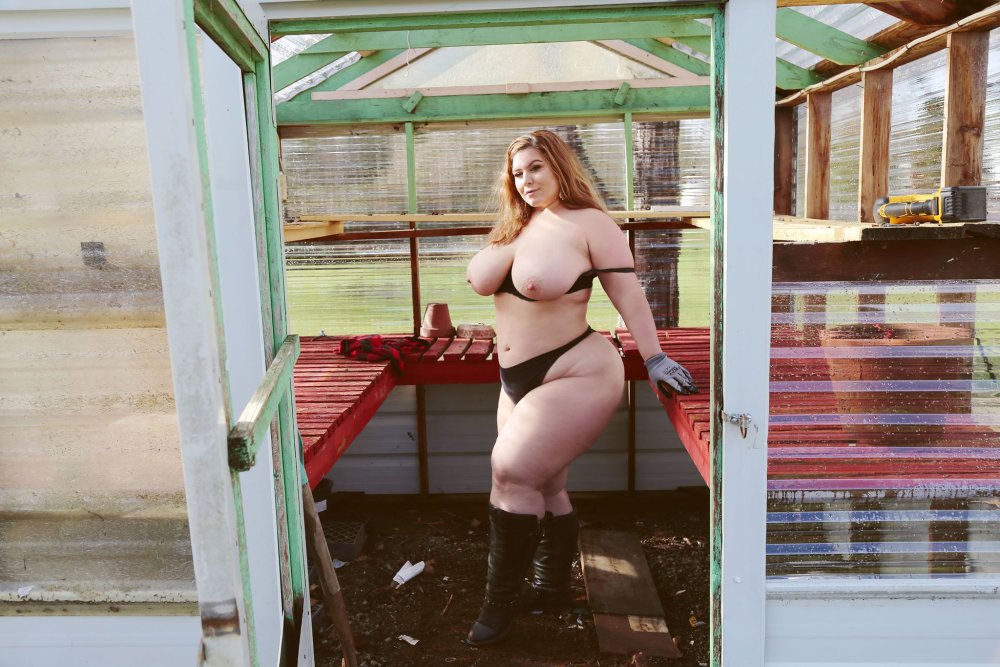 London Andrews Naked on the street