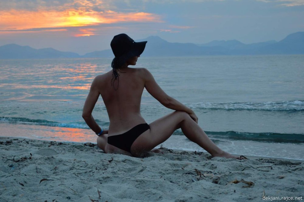 Spied naked butt on the beach